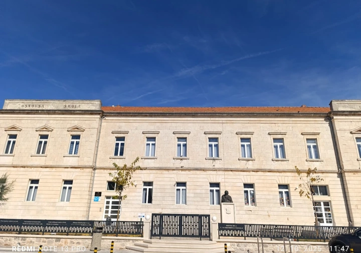 Grad Stari Grad je u 2025. godini osigurao dodatna sredstva za uređenje javne površine ispred Osnovne škole Petra Hektorovića