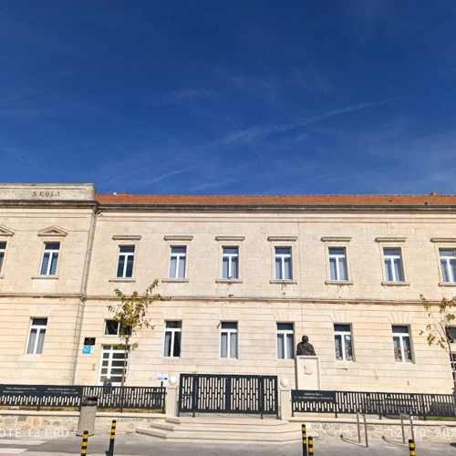 Uređenje javne površine oko Osnovne škole Petra Hektorovića  u Starom Gradu 