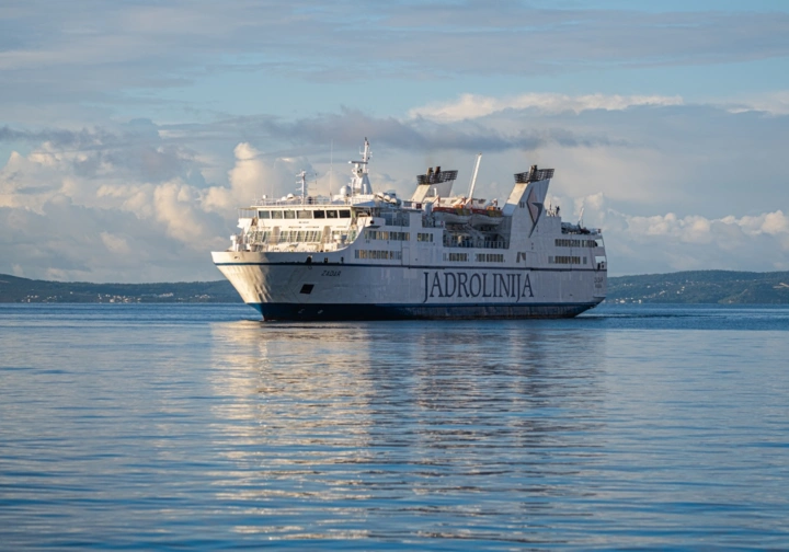 Jadrolinija obavijest o plovidbenom redu na liniji 635  Stari Grad - Split - Stari Grad 