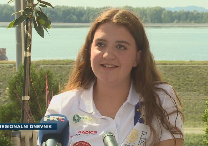  Mlada plivačica planira preplivati od Zlatnog rata do Starog Grada